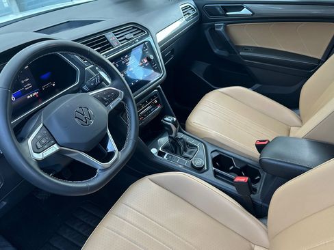 Certified 2022 Volkswagen Tiguan SE w/ Panoramic Sunroof Package image 11