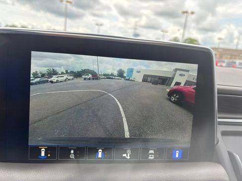 Used 2022 Chevrolet Suburban LT w/ Luxury Package RWD image 12