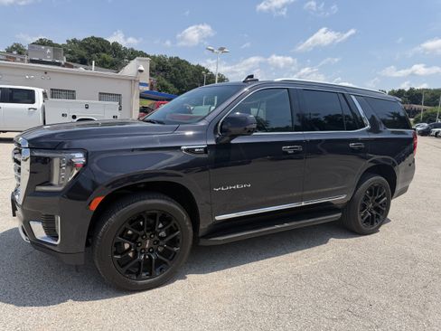 Used 2024 GMC Yukon SLT w/ SLT Premium Package AWD/4WD image 3