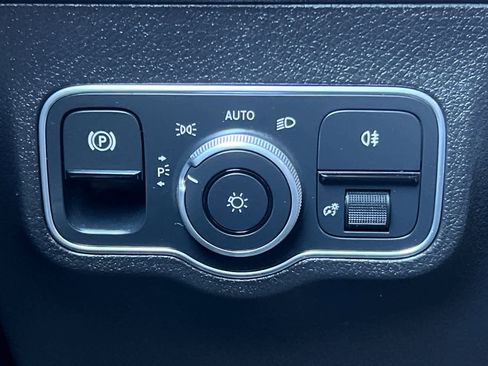 Used 2025 Mercedes-Benz GLB 250 image 30