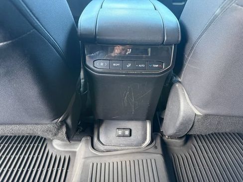 Used 2020 Toyota Highlander LE AWD/4WD image 12