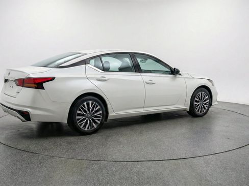 Used 2025 Nissan Altima 2.5 SV FWD image 9