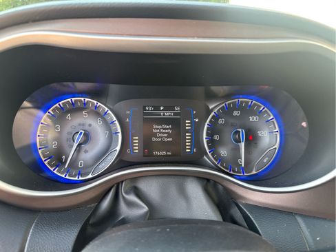 Used 2018 Chrysler Pacifica Touring-L FWD image 24