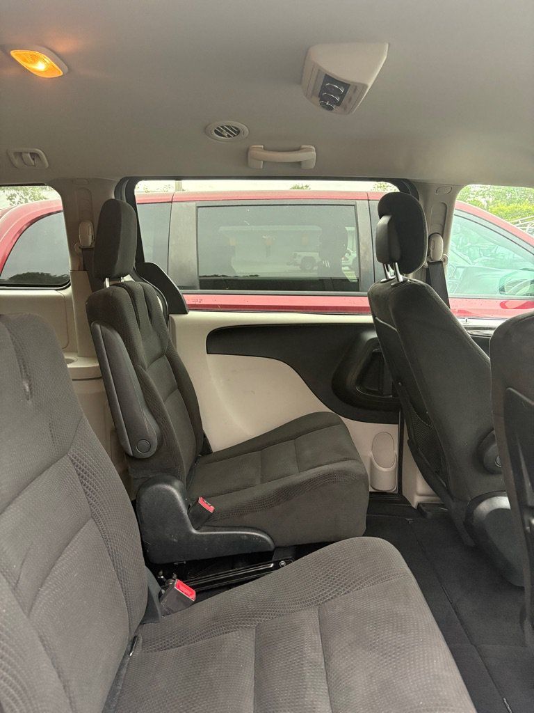 Used 2017 Dodge Grand Caravan SE w/ UConnect Hands-Free Group FWD image 13