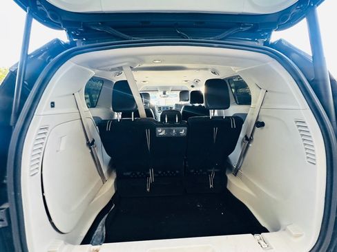 Used 2019 Chrysler Pacifica Touring-L FWD image 25