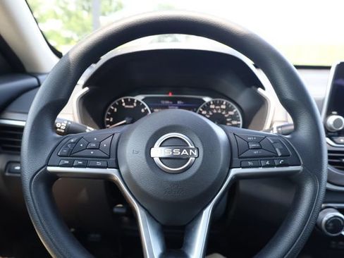 Used 2025 Nissan Altima 2.5 SV FWD image 17