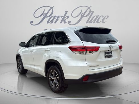 Used 2017 Toyota Highlander LE FWD image 3
