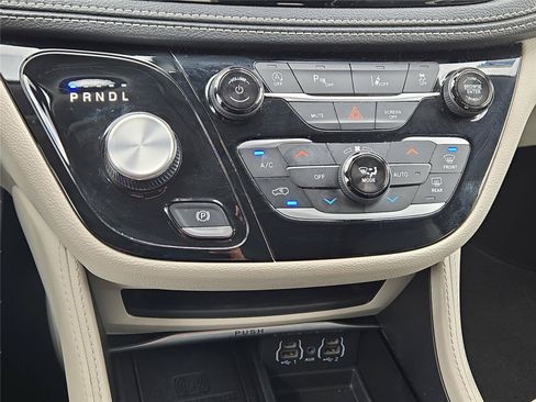 Used 2024 Chrysler Pacifica Limited FWD image 30