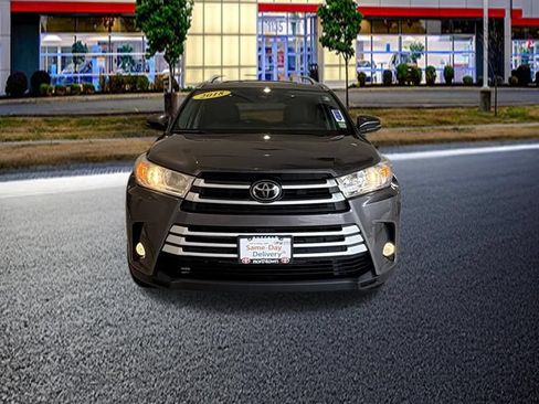 Used 2018 Toyota Highlander XLE AWD/4WD image 3