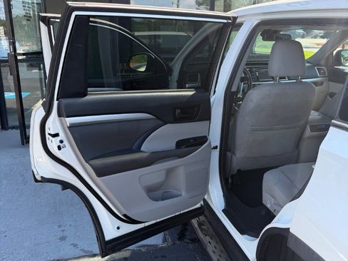 Used 2019 Toyota Highlander LE FWD image 16
