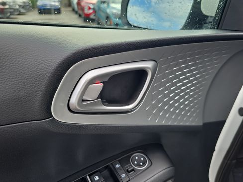 Certified 2025 Kia Soul LX w/ LX Technology Package FWD image 18