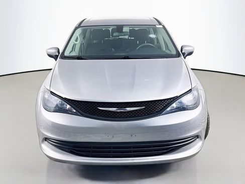 Used 2018 Chrysler Pacifica L image 2