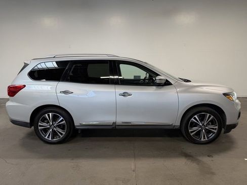 Used 2020 Nissan Pathfinder Platinum image 2