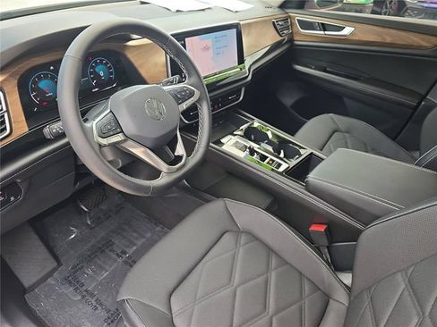 Used 2024 Volkswagen Atlas SE FWD image 16