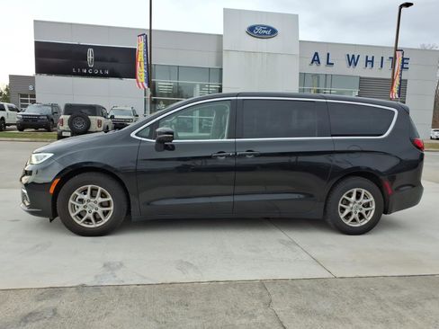 Used 2023 Chrysler Pacifica Touring-L image 2