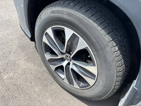 Used 2020 Toyota Highlander XLE AWD/4WD image 10