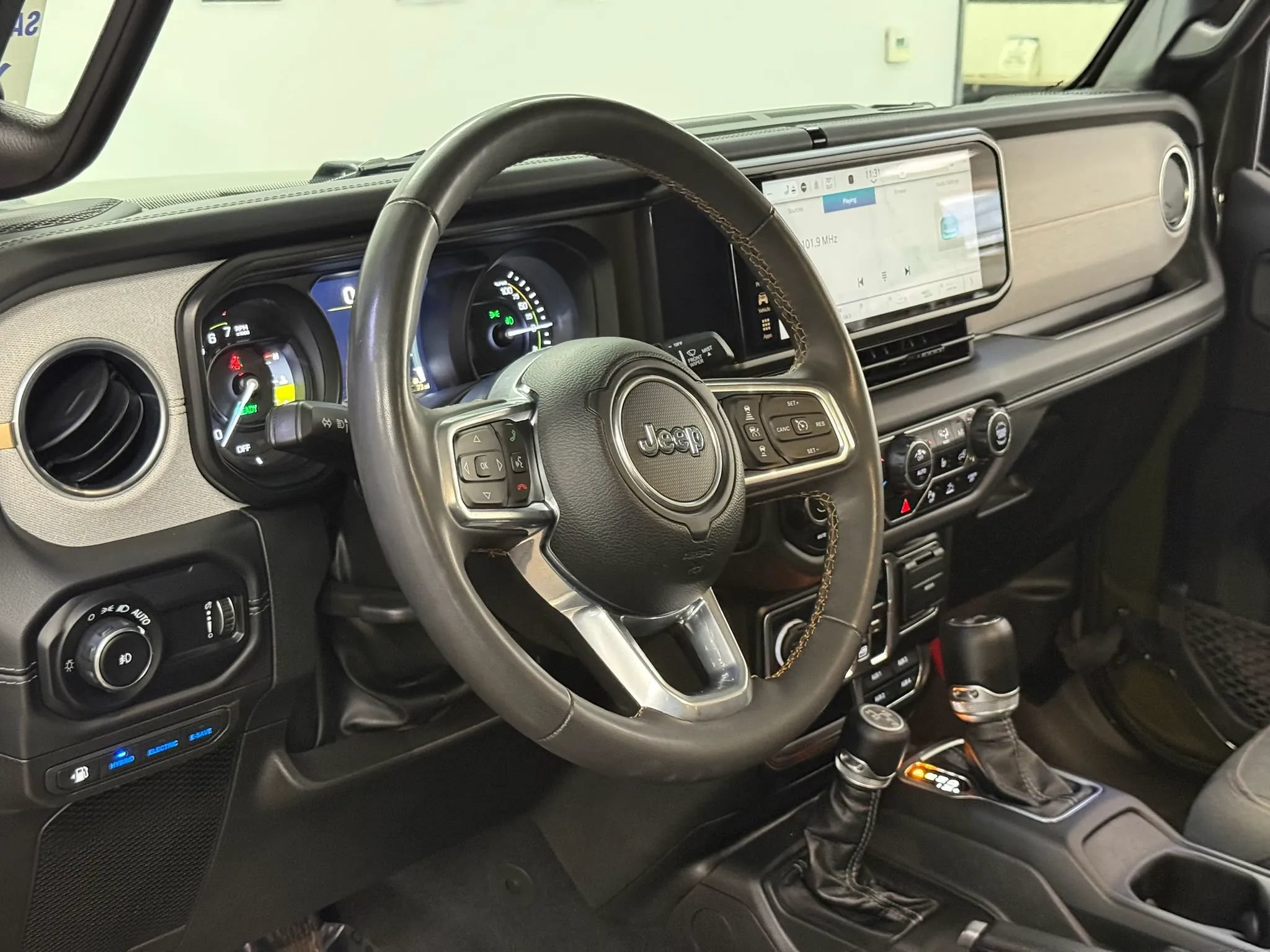 Used 2024 Jeep Wrangler Unlimited Sahara w/ Safety Group AWD/4WD image 16