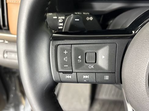 Used 2025 Nissan Pathfinder Platinum w/ Black Appearance Package FWD image 17