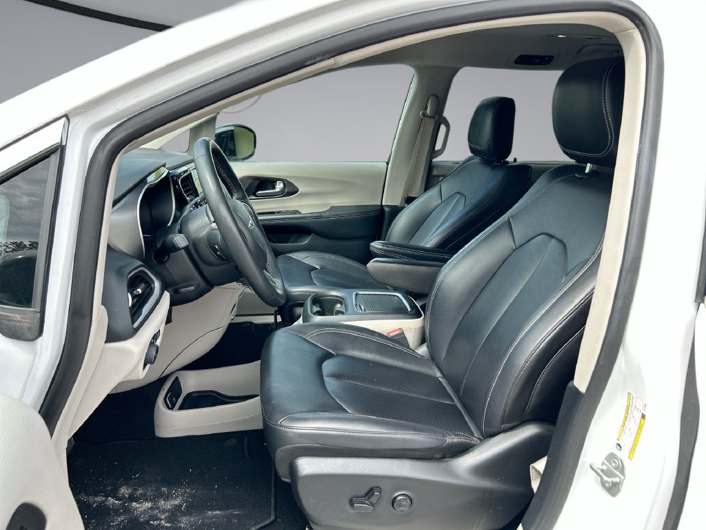 Used 2024 Chrysler Pacifica Touring-L FWD image 11