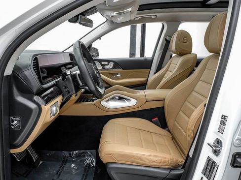 Used 2024 Mercedes-Benz GLS 580 4MATIC image 6