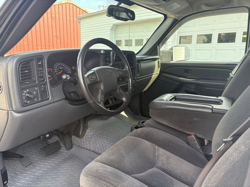 Used 2005 Chevrolet Silverado 2500 LS w/ Heavy-Duty Power Package image 8