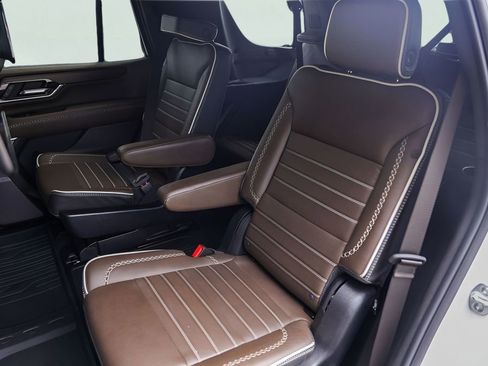 Used 2025 GMC Yukon Denali Ultimate w/ LPO, Floor Liner Package AWD/4WD image 27