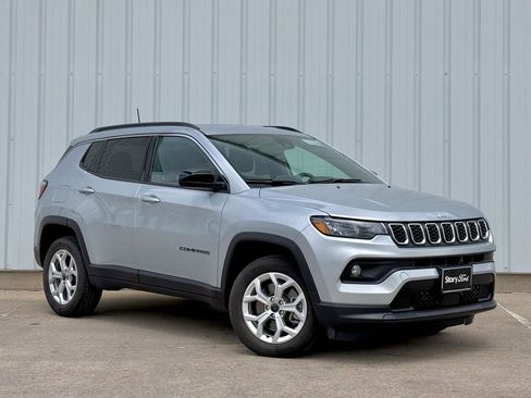 Used 2025 Jeep Compass Latitude AWD/4WD image 8