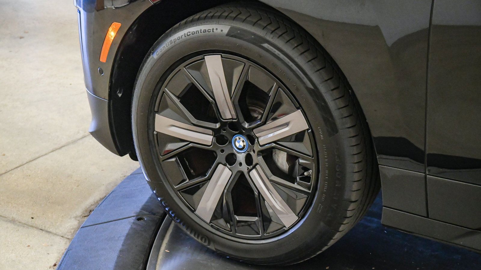 Certified 2024 BMW iX xDrive50 w/ Premium Package AWD/4WD image 10