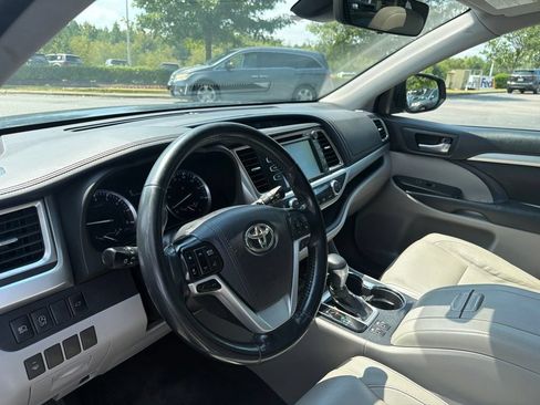 Used 2018 Toyota Highlander XLE AWD/4WD image 9