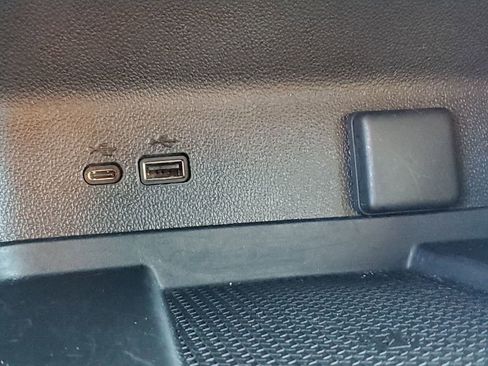 Used 2025 Chevrolet Traverse LT image 32