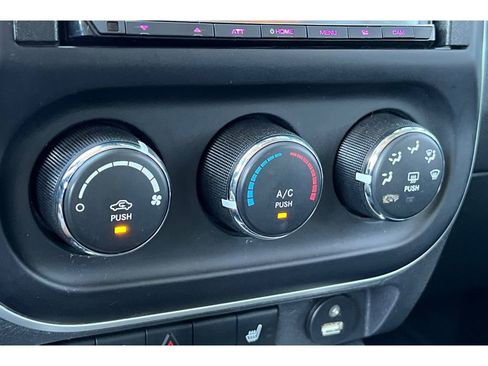 Used 2017 Jeep Compass Latitude image 22