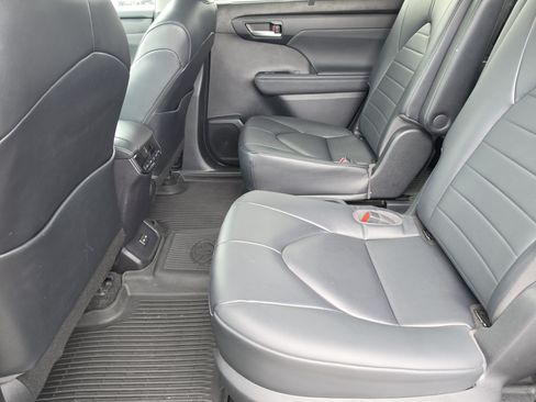 Used 2023 Toyota Highlander XLE FWD image 10