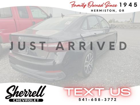 Used 2025 Volkswagen Jetta SE FWD image 4