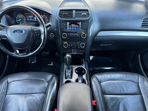 Used 2019 Ford Explorer XLT image 12