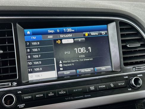 Used 2017 Hyundai Elantra Limited w/ Limited Tech Package 08 FWD image 21