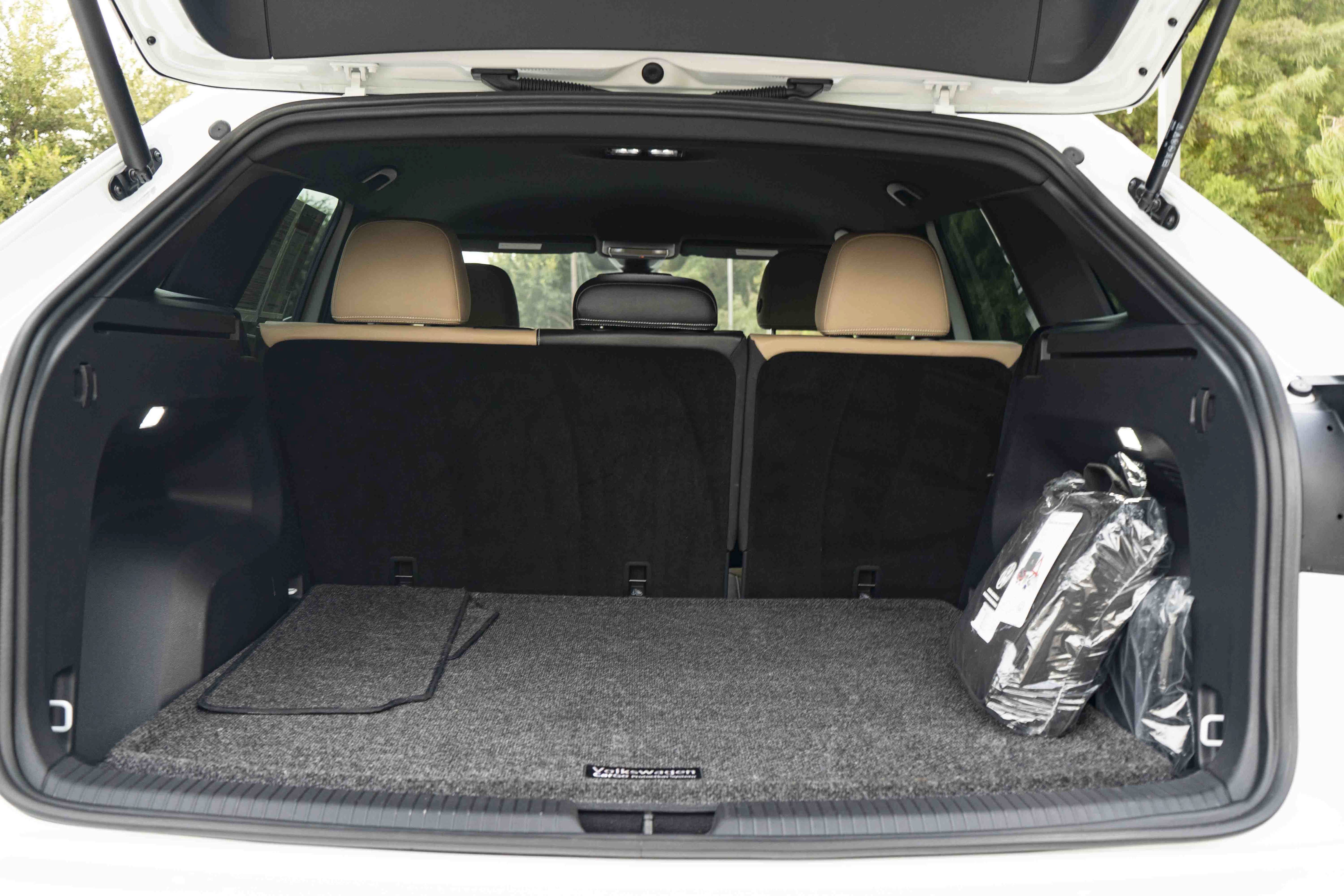 Certified 2024 Volkswagen Atlas Cross Sport SE FWD image 35