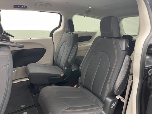 Used 2017 Chrysler Pacifica Touring Plus w/ Tire & Wheel Group FWD image 37