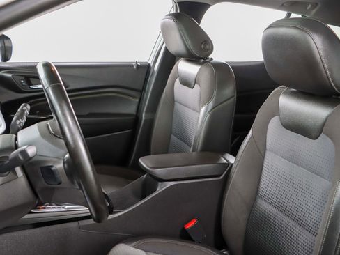 Used 2024 Chevrolet Trax LT w/ Sunroof Package FWD image 23