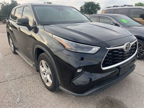 Used 2022 Toyota Highlander LE FWD image 3