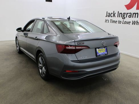 Used 2024 Volkswagen Jetta SE FWD image 3