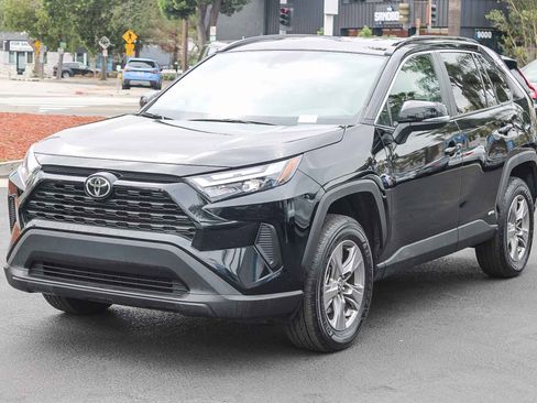 Used 2025 Toyota RAV4 XLE AWD/4WD image 3