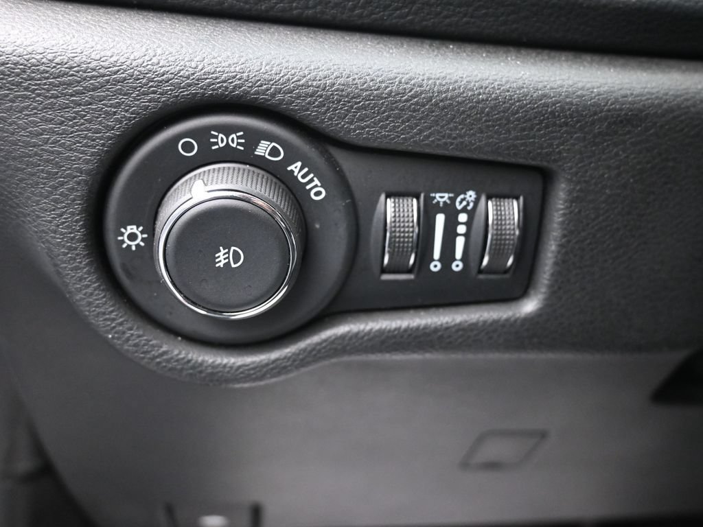 Used 2024 Chrysler Pacifica Limited FWD image 13