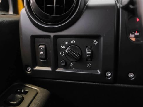 Used 2005 HUMMER H2 SUT Sport Utility Pickup 4D w/ Preferred Equipment Group image 19