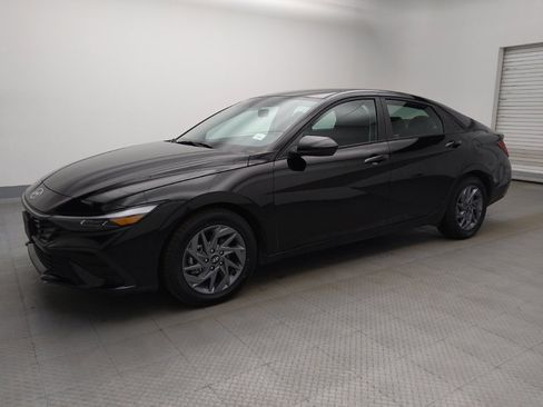 Used 2025 Hyundai Elantra Hybrid FWD image 2