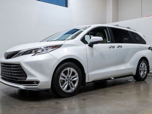 Used 2022 Toyota Sienna Limited image 3