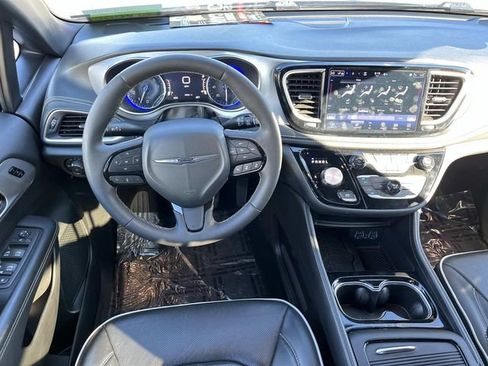 Used 2025 Chrysler Pacifica Limited FWD image 12