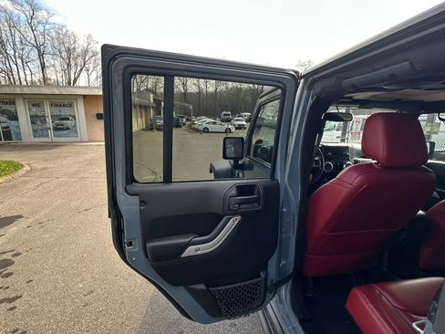 Used 2013 Jeep Wrangler Unlimited Rubicon image 26