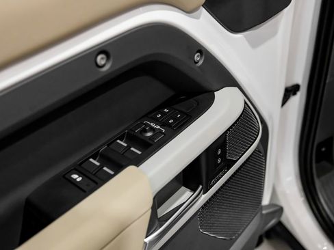 Used 2023 Land Rover Defender 110 X-Dynamic SE image 38