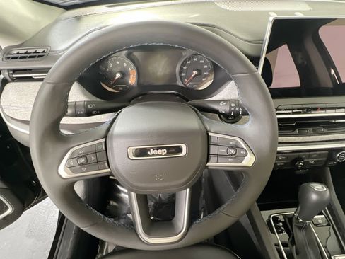 Used 2022 Jeep Compass Latitude AWD/4WD image 11
