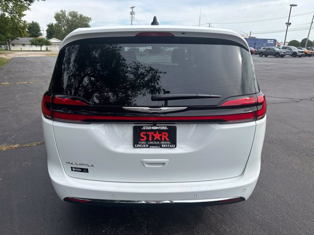 Used 2026 Chrysler Pacifica Select FWD image 4